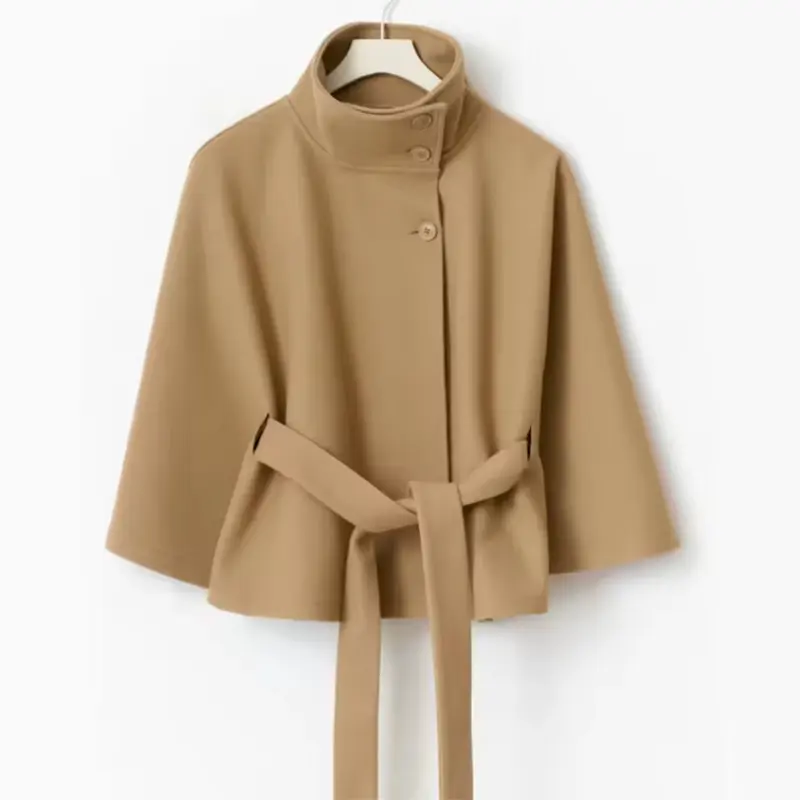 Abrigo de invierno con cuello alto y mangas murciélago – con cinturón y botones decorativos