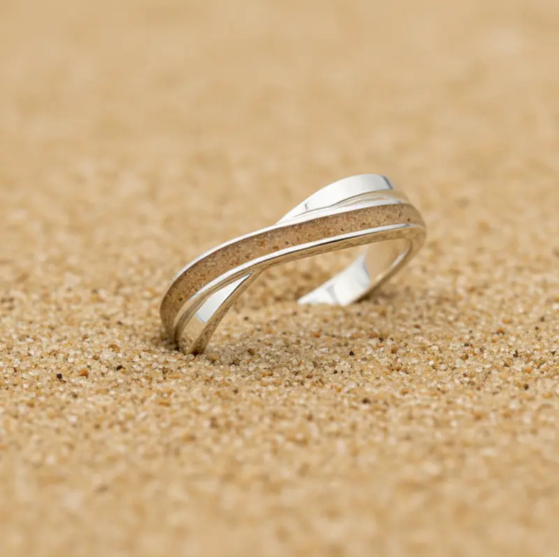 Anillo con arena · Banda cruzada de plata con arena o tierra