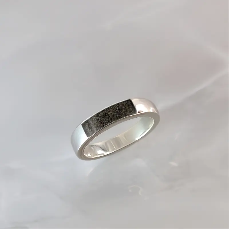Anillo con arena · Gema rectangular frontal con arena o tierra sobre plata