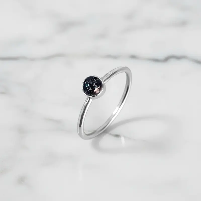Anillo con Cenizas de Mascota en Círculo Solitario