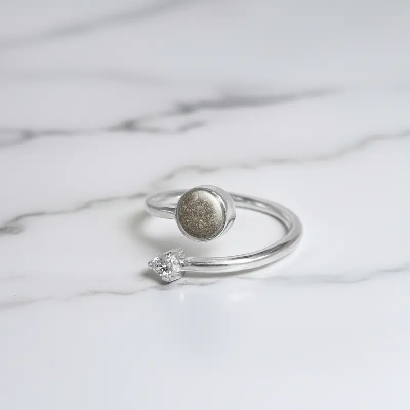 Anillo con Cenizas de Mascota en Círculo y Circonita en Espiral de Plata