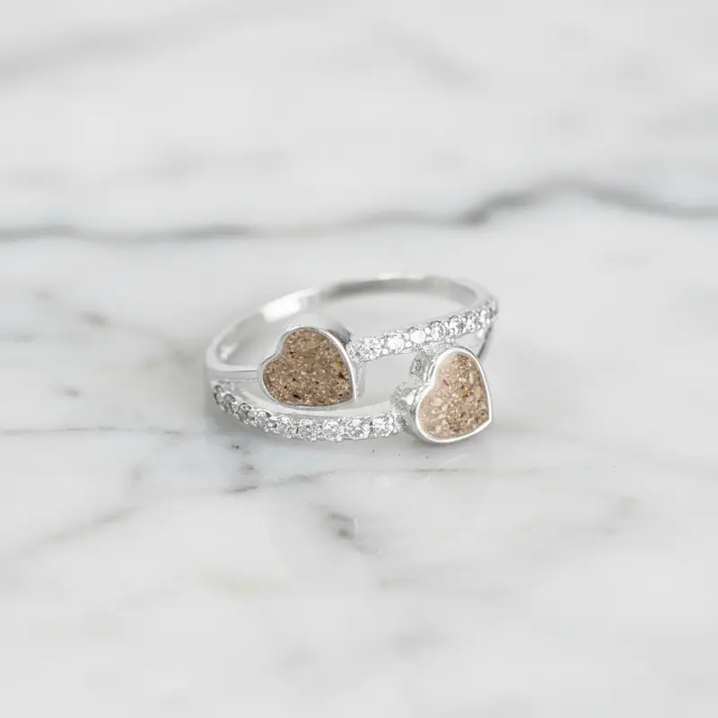 Anillo con Cenizas de Mascota en Corazones de Plata con Circonitas