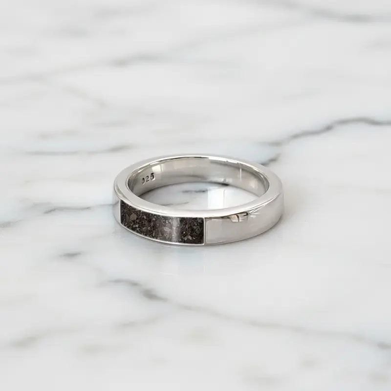 Anillo con Cenizas de Mascota en Gema Rectangular de Plata