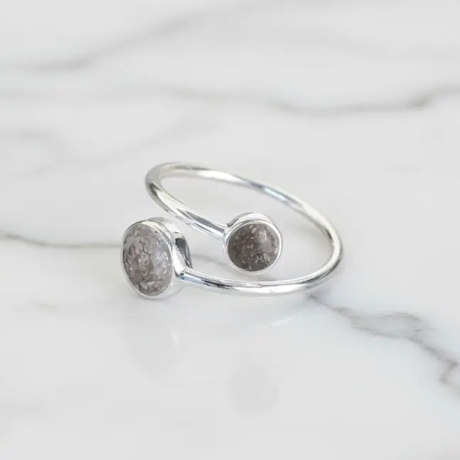 Anillo con Cenizas o Pelo en Doble Círculo Ajustable