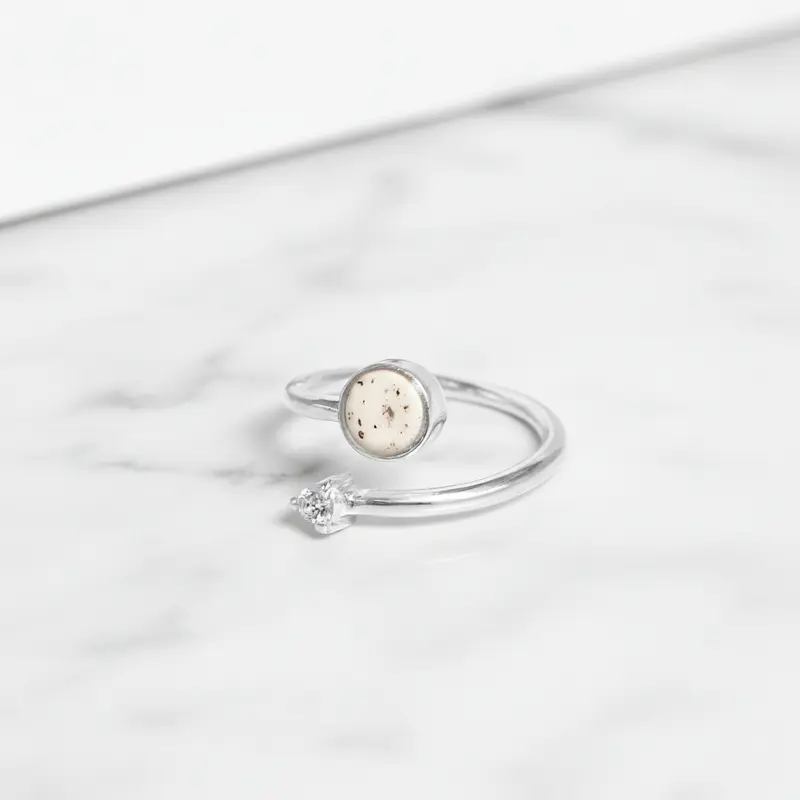 Anillo con Cordón Umbilical en Círculo y Circonita en Espiral de Plata