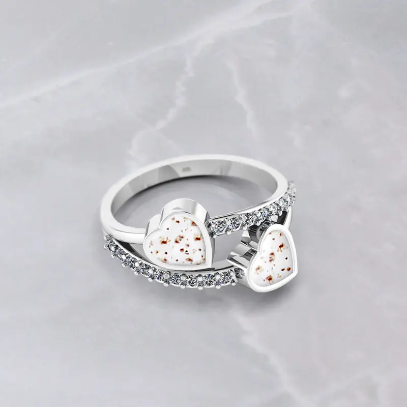 Anillo con Cordón Umbilical en Corazones y Circonitas
