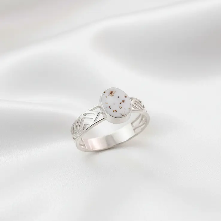 Anillo con cordón umbilical · Oval de plata con cordón umbilical