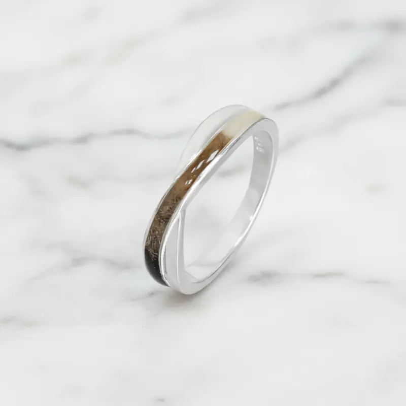 Anillo con Pelo de Mascota en Banda Cruzada de Plata