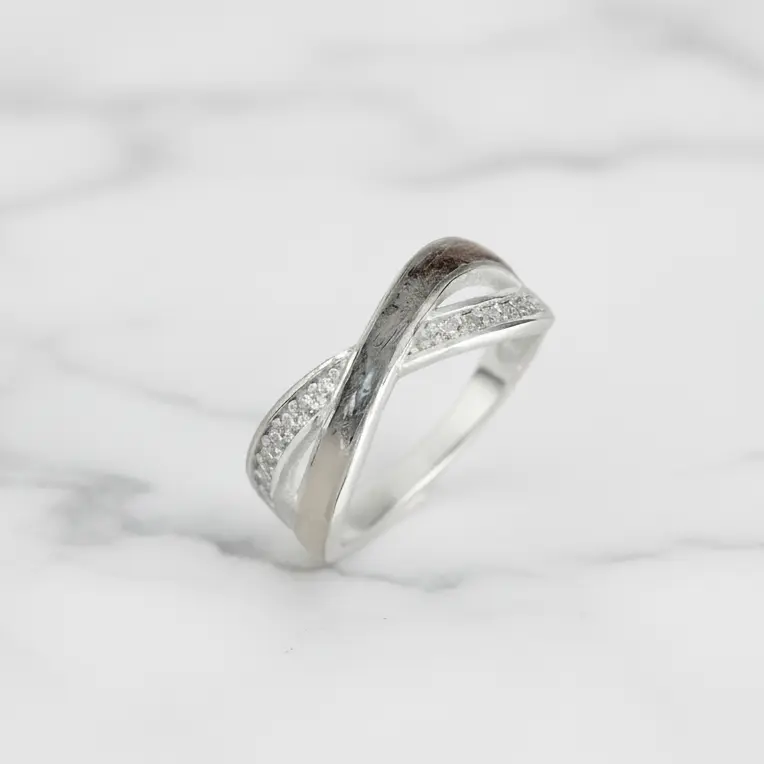 Anillo con Pelo de Mascota en Bandas Cruzadas de Plata y Circonitas