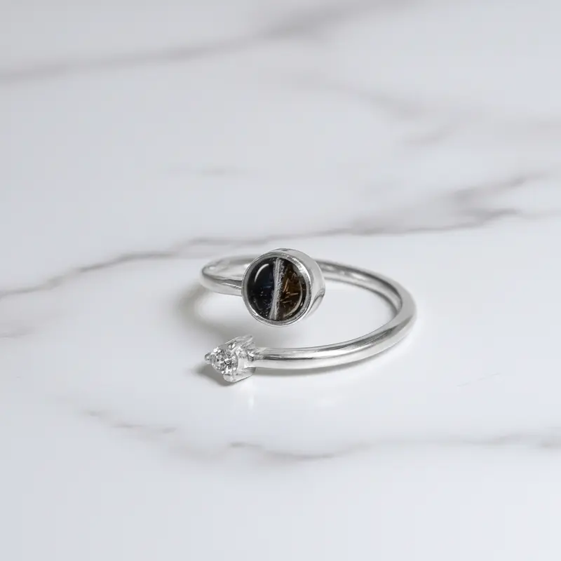 Anillo con Pelo de Mascota en Círculo con Circonita