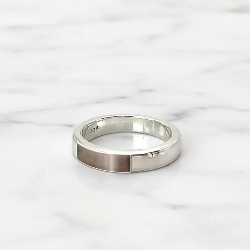 Anillo con Pelo de Mascota en Gema Rectangular y Plata