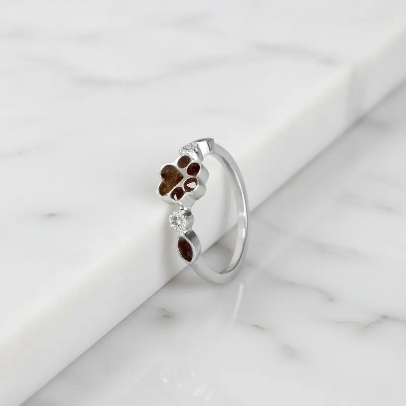 Anillo con Pelo de Mascota en Huella con Circonitas