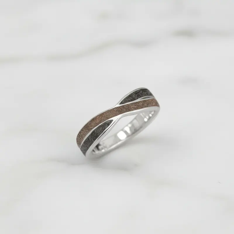 Anillo con Pelo y/o Cenizas de Mascota en Bandas Cruzadas de Plata