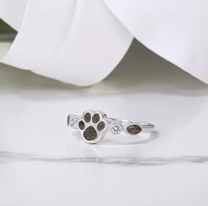 Anillo de Cenizas de Mascota en Huella y Circonitas