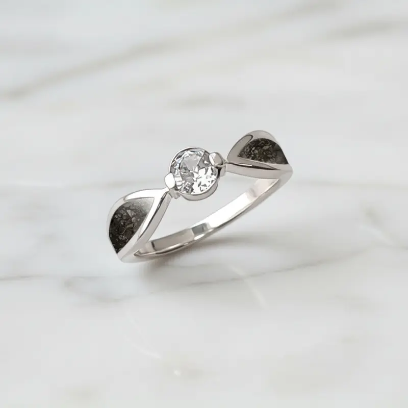 Anillo de Cenizas de Mascota en Solitario de Plata con Circonitas