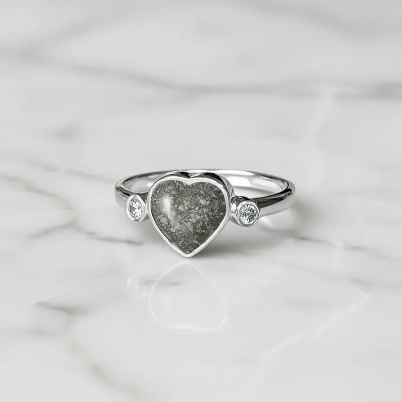 Anillo de Cenizas en Corazón de Plata y Circonitas
