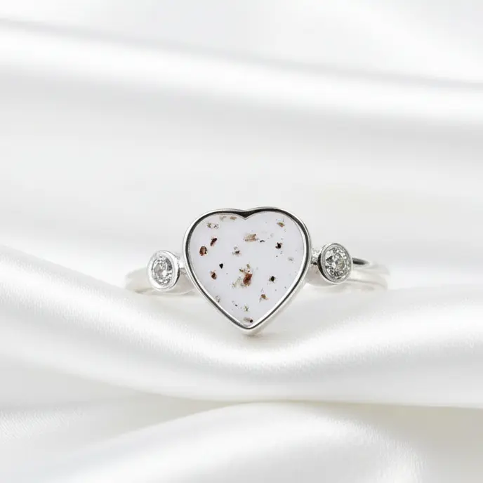 Anillo de plata · Corazón con partículas de cordón umbilical y circonitas
