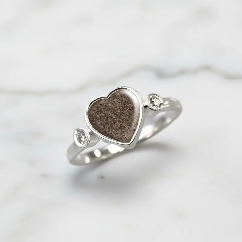 Anillo de plata · Corazón con pelo de tu mascota con circonitas