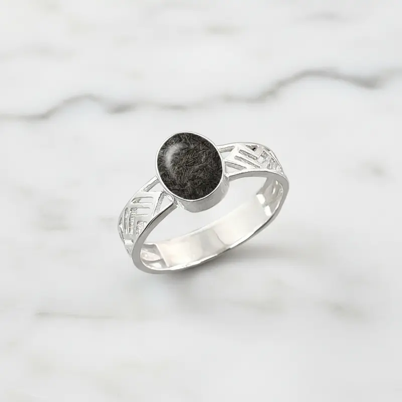 Anillo de plata · Gema oval con pelo de tu mascota