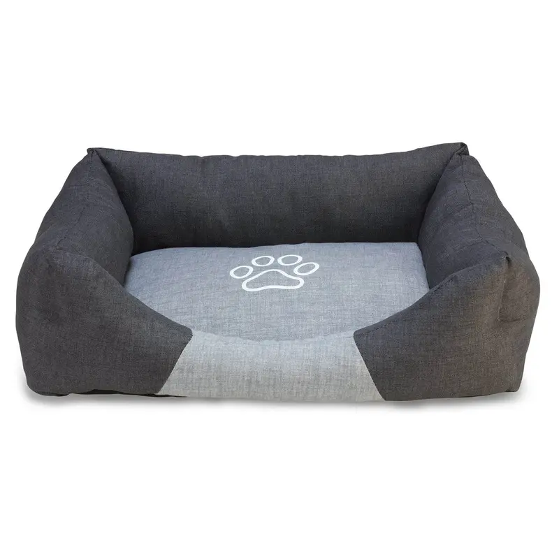 Cama cuadrada negra y gris con huella