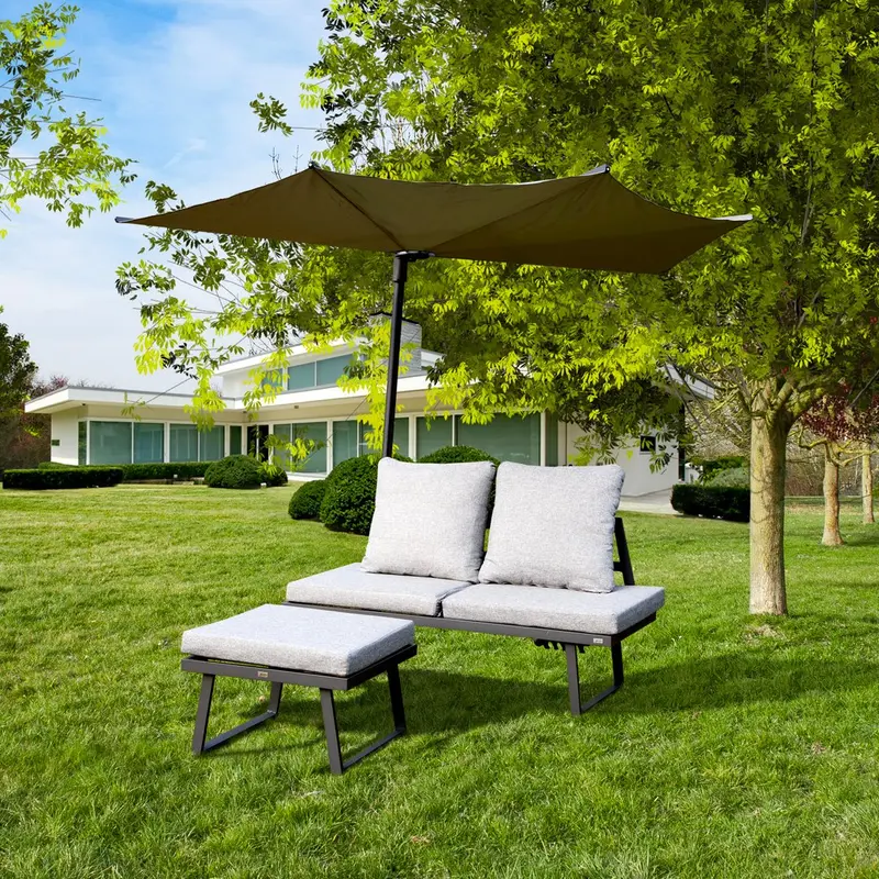 Chaise longue da giardino con pouf