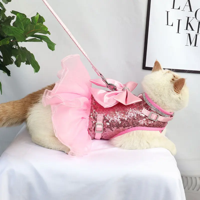 ¡Vista a su mascota con elegancia y estilo! Descubra nuestro adorable vestido rosa para gatos y perros pequeños con deslumbrantes accesorios de diamantes de imitación y lazo bonito.